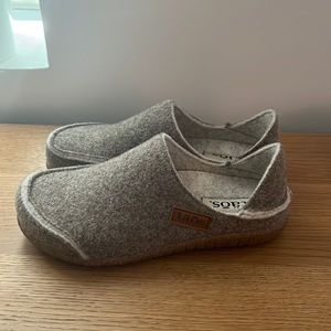 NWOT Taos Convertawool Slippers